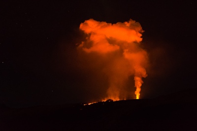 Coulée de lave et panache de fumée du volcan